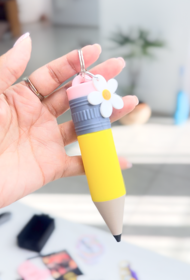 Llavero porta labial en forma de lapiz