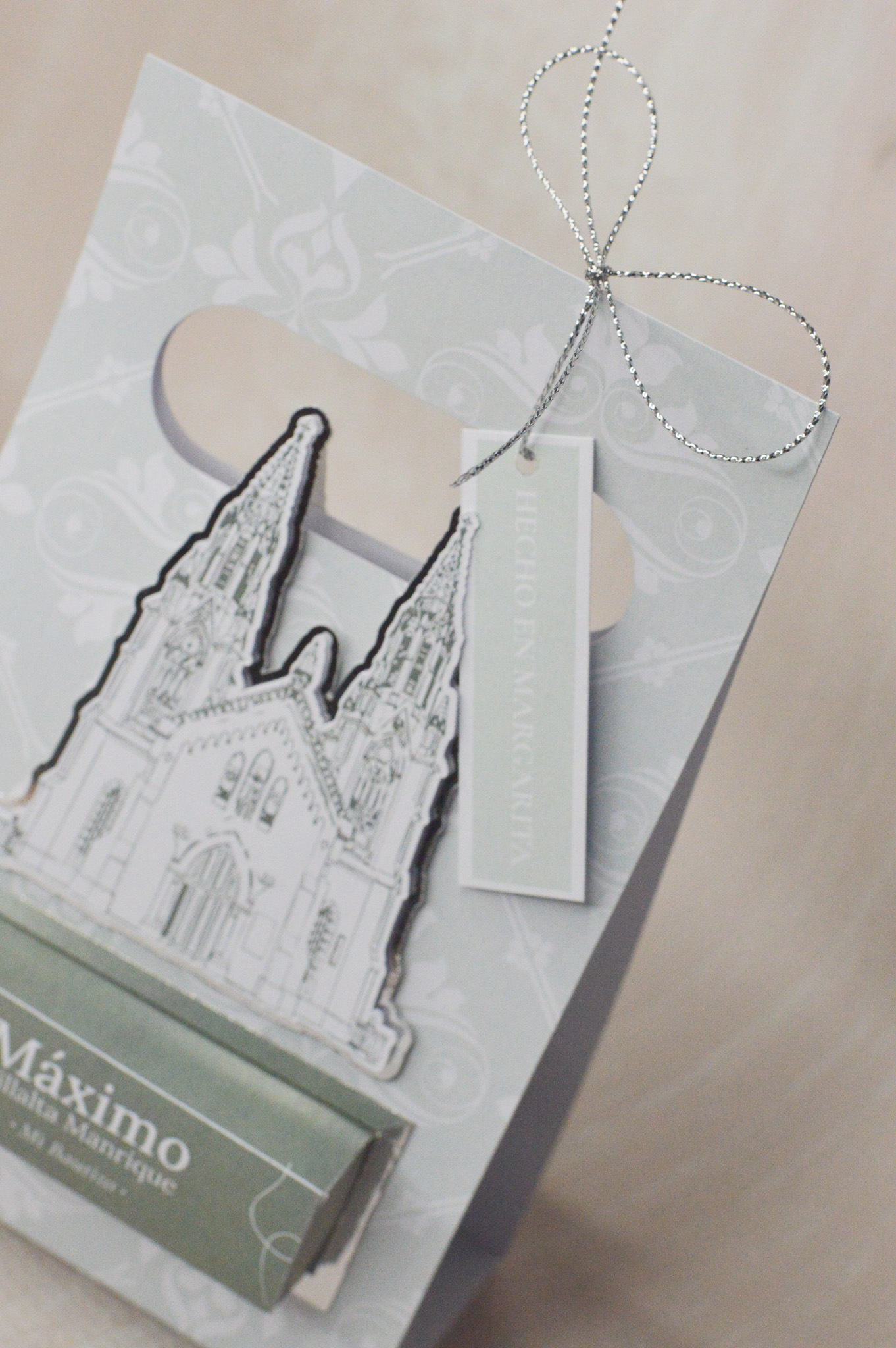 Cajita pequeña para recuerdos religiosos