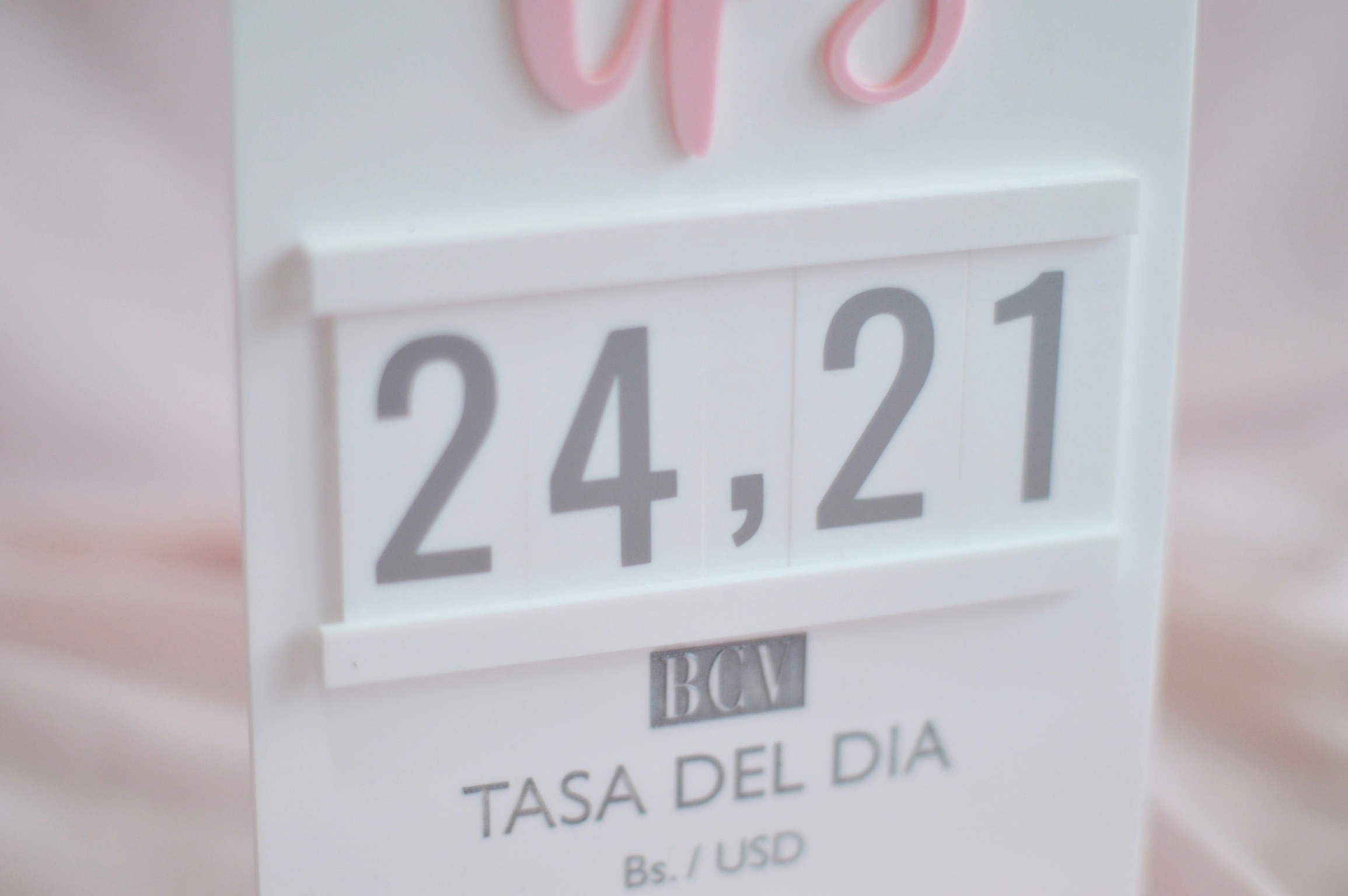 Hablador de Fichas en Acrílico Personalizado | Tasa del Día y Precios