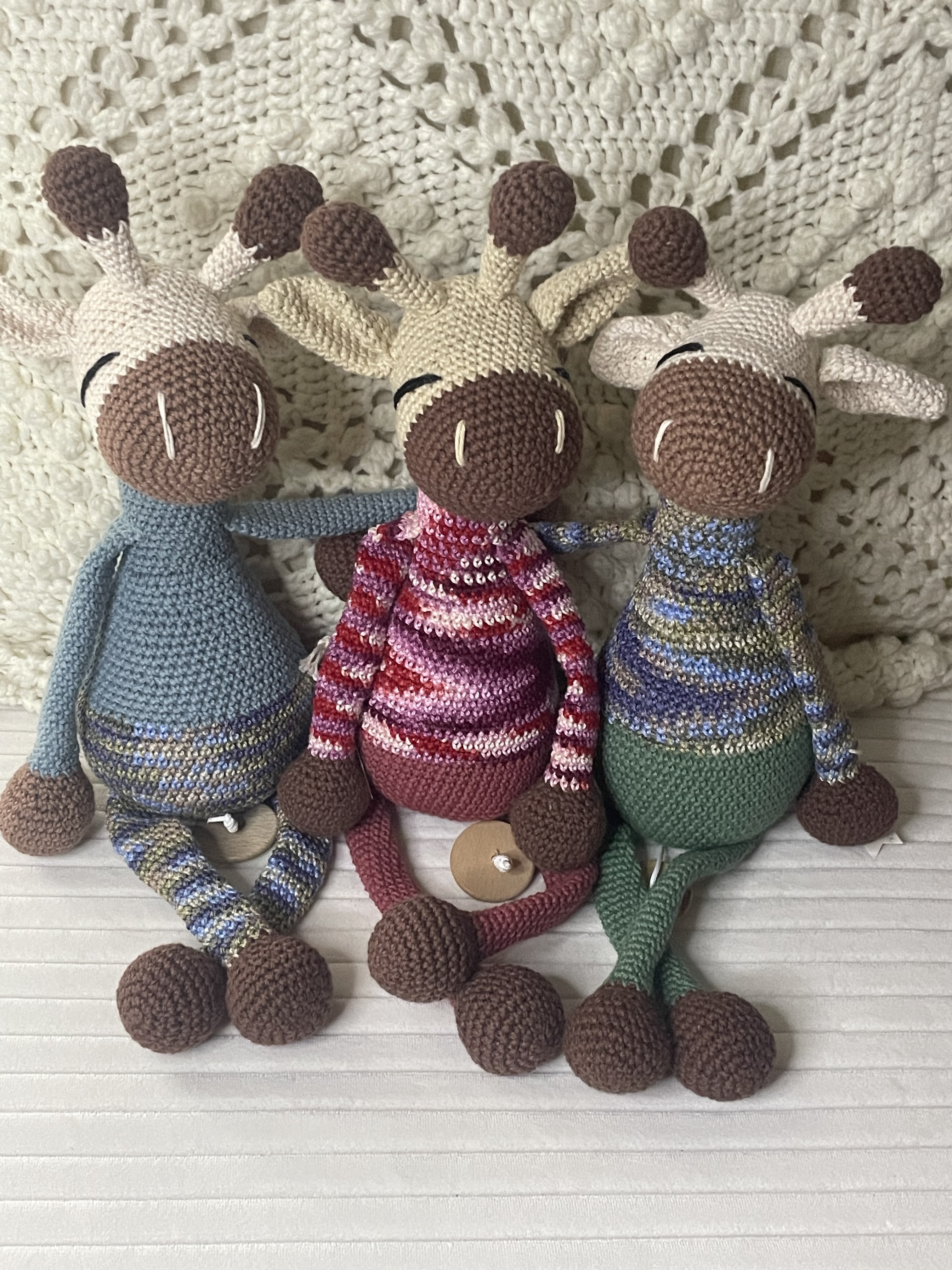 Boîtes à musique girafes crochetées