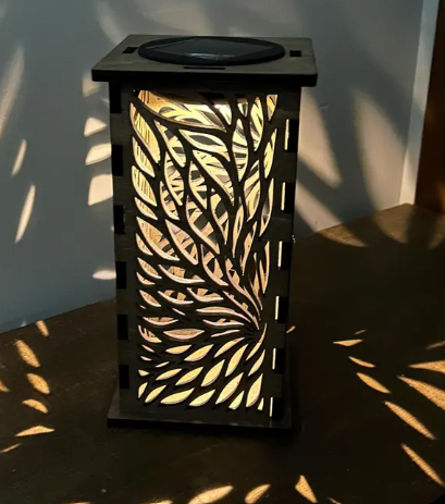 HOLZ-TISCHLAMPE MIT BLATTMUSTER