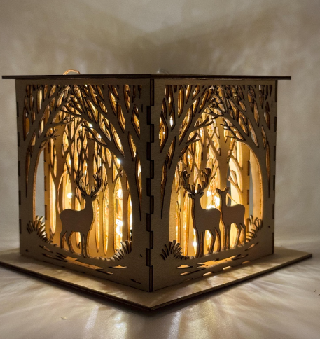 Holz-Laterne mit Hirschmotiv