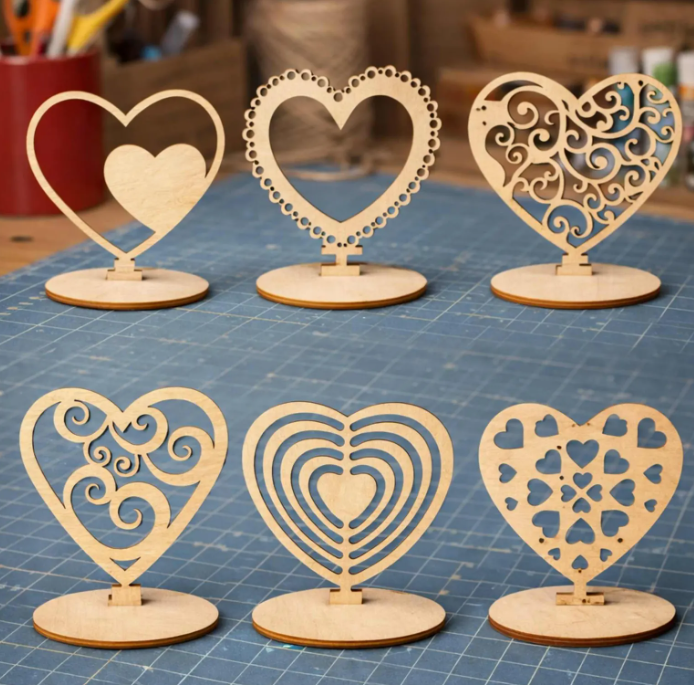 HOLZ HERZ DEKORATIONEN 6ER SET   LIEBEVOLLE HOLZFIGUREN FÜR VALENTINSTAG