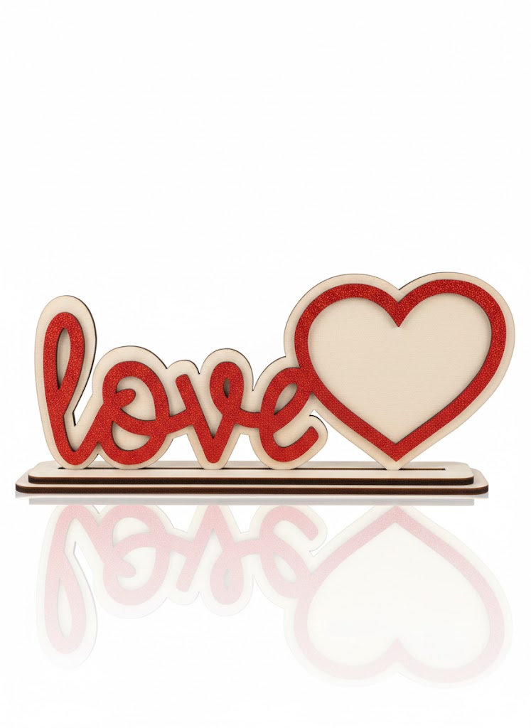 Holzdeko „Love“ – personalisiertes Geschenk mit Herz