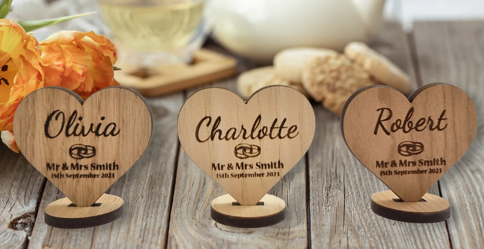  PERSONALISIERTE HOLZ‑HERZ NAMENSSCHILDER