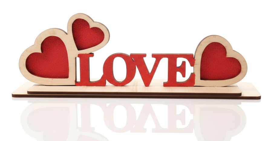 PERSONALISIERTE HOLZDEKORATION „LOVE“ MIT HERZEN – VALENTINSTAG