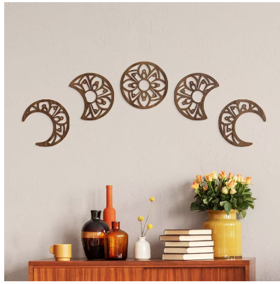 Wandbild mit Mondphasen aus Holz