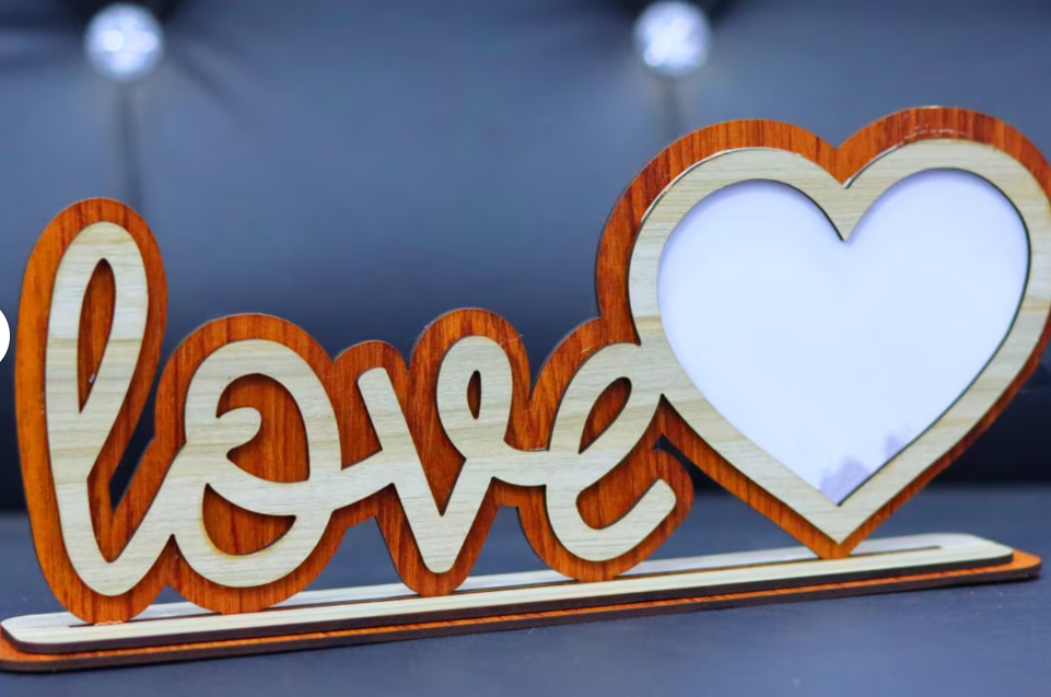 HOLZDEKO „LOVE“ MIT HERZRAHMEN