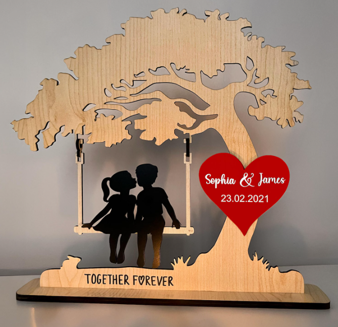 PERSONALISIERTE HOLZDEKO – PAAR AUF SCHAUKEL