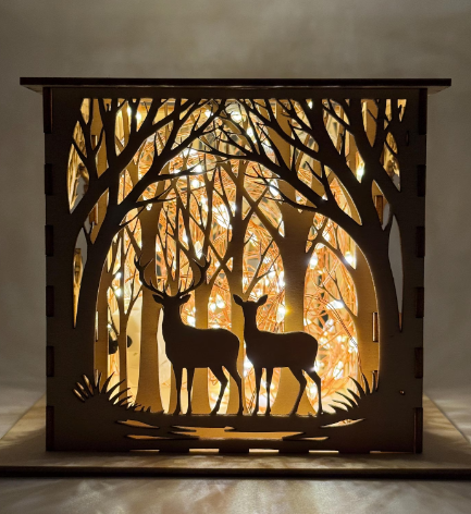 Holz-Laterne mit Hirschmotiv