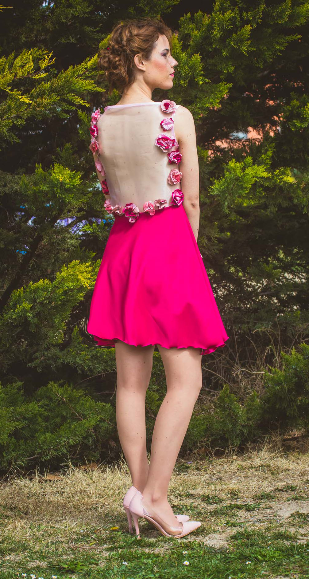 Vestido de fiesta corto rosa y fucsia con detalles florales