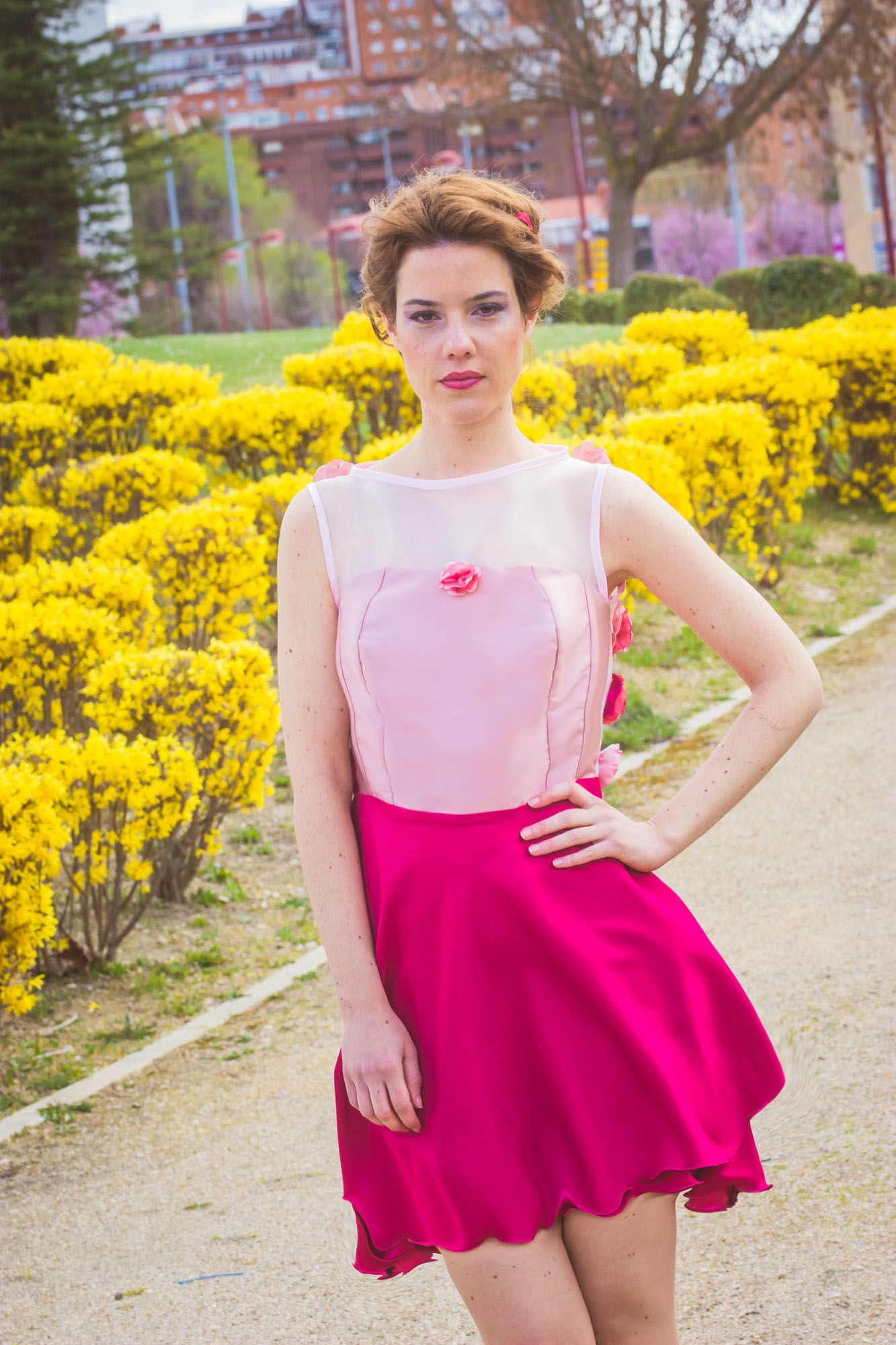 Vestido de fiesta corto rosa y fucsia con detalles florales