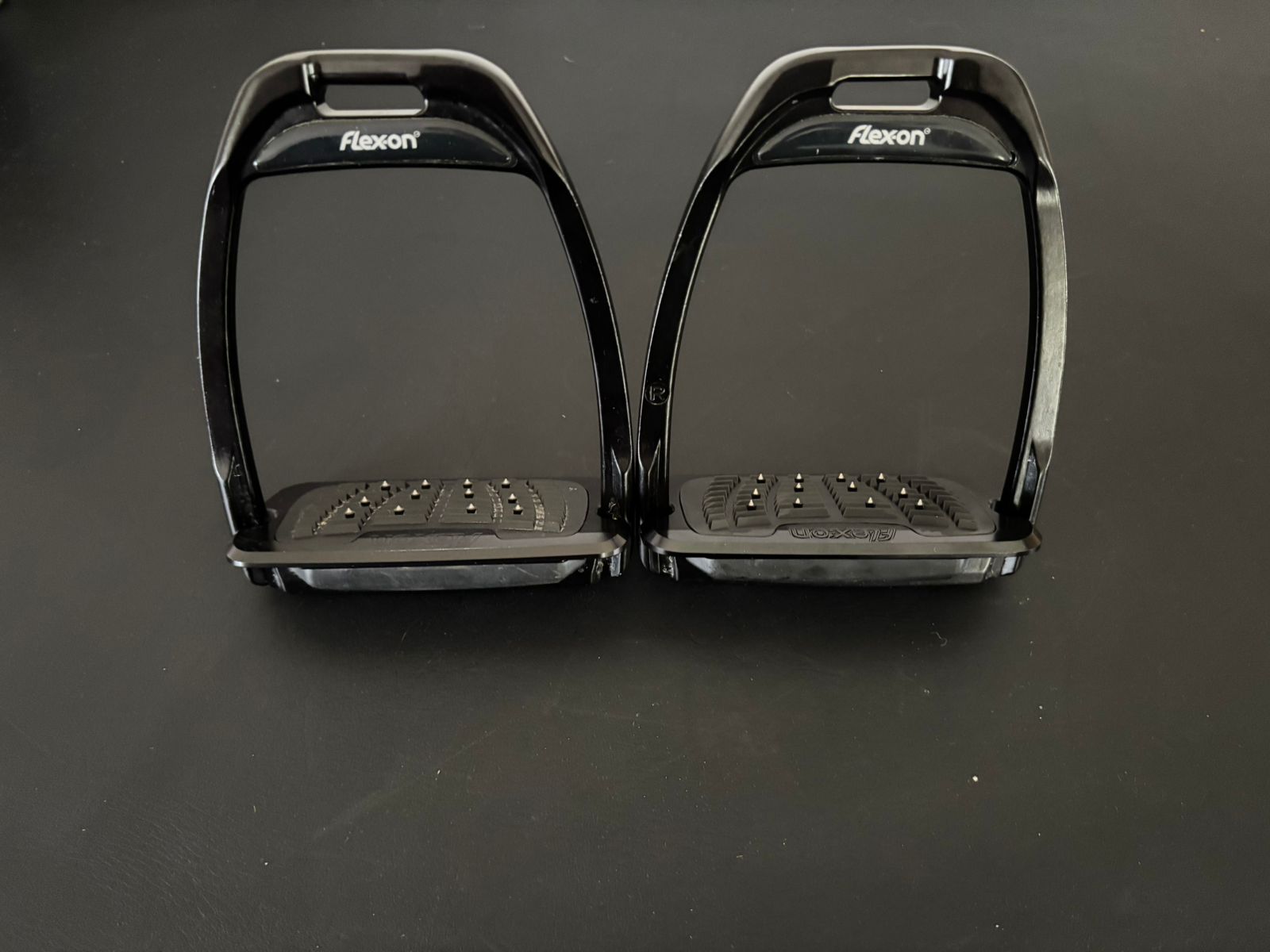 Hunter flexon stirrup irons, black