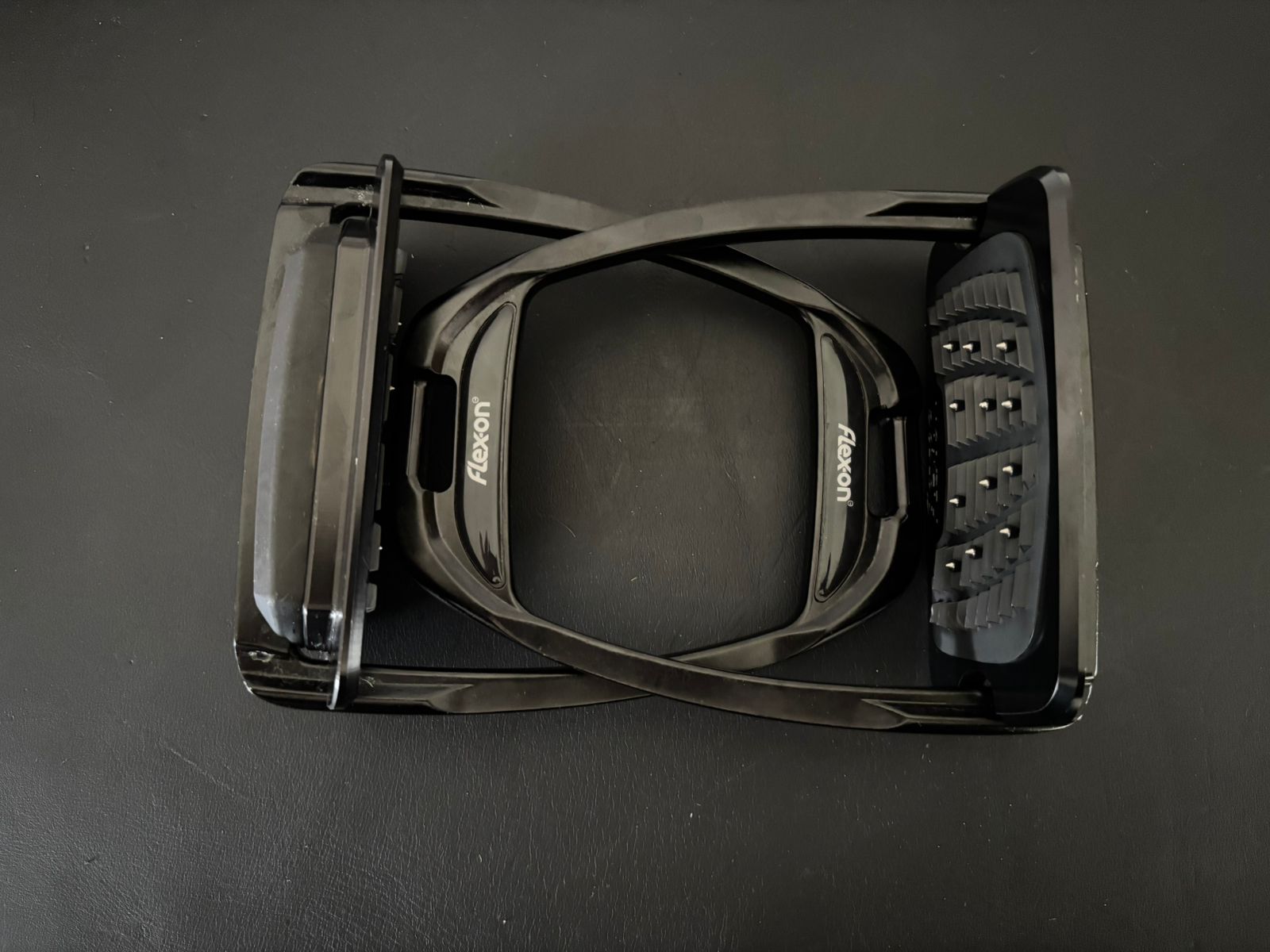 Hunter flexon stirrup irons, black