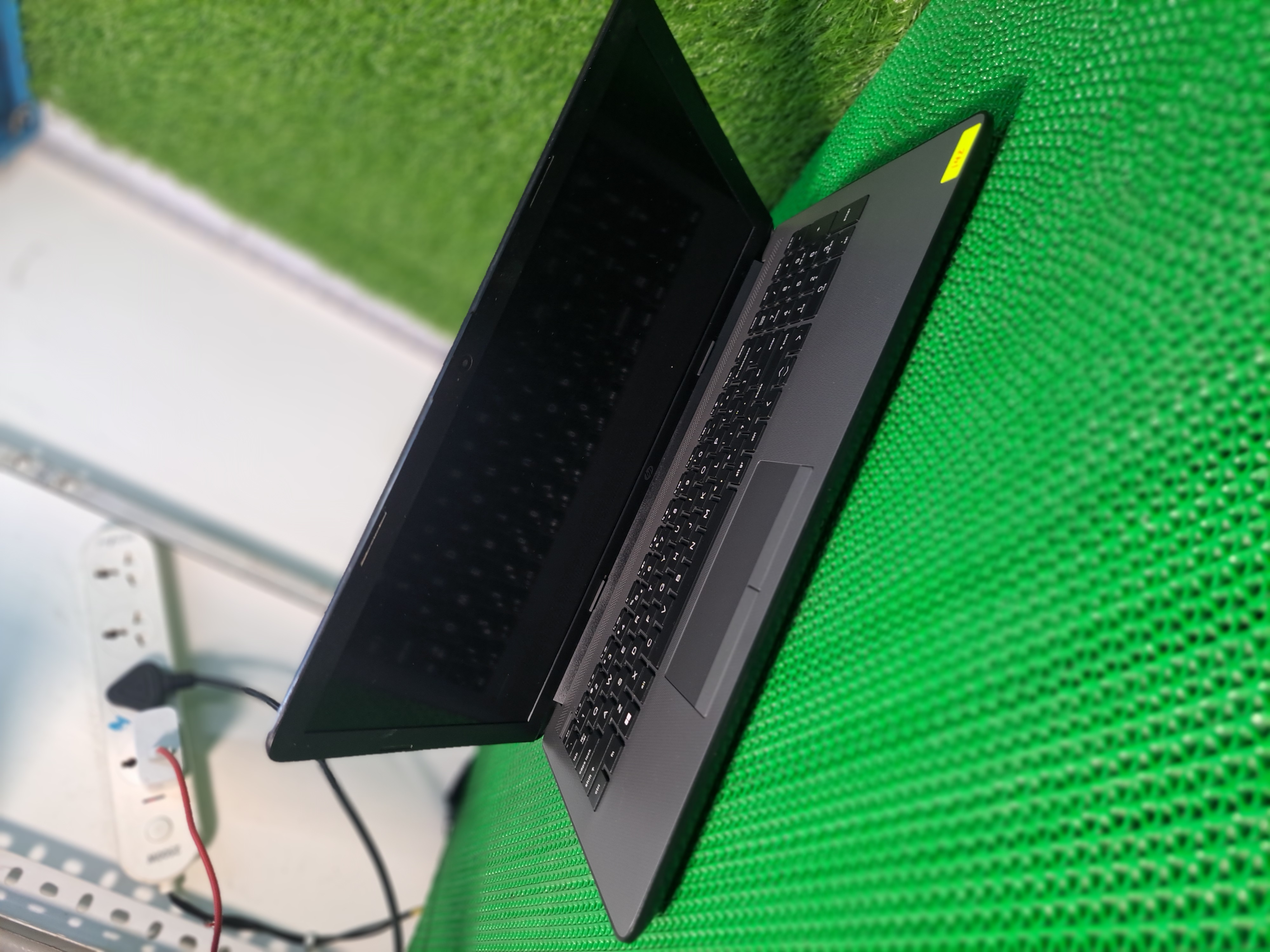 HP 15q-ds0028tu Laptop - Intel Core i5 7th Gen | 8GB RAM | 256GB SSD | 15.6" Full HD Display | Jet Black Finish