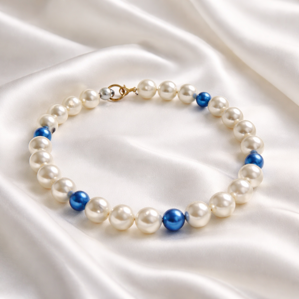 Collar de perlas y cuentas azules