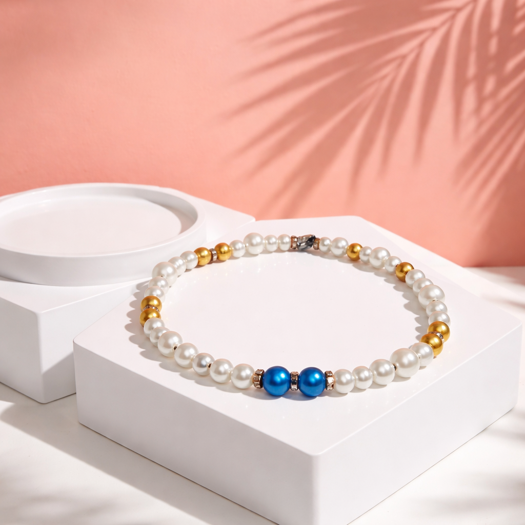 Collar de perlas con acentos dorados y azules