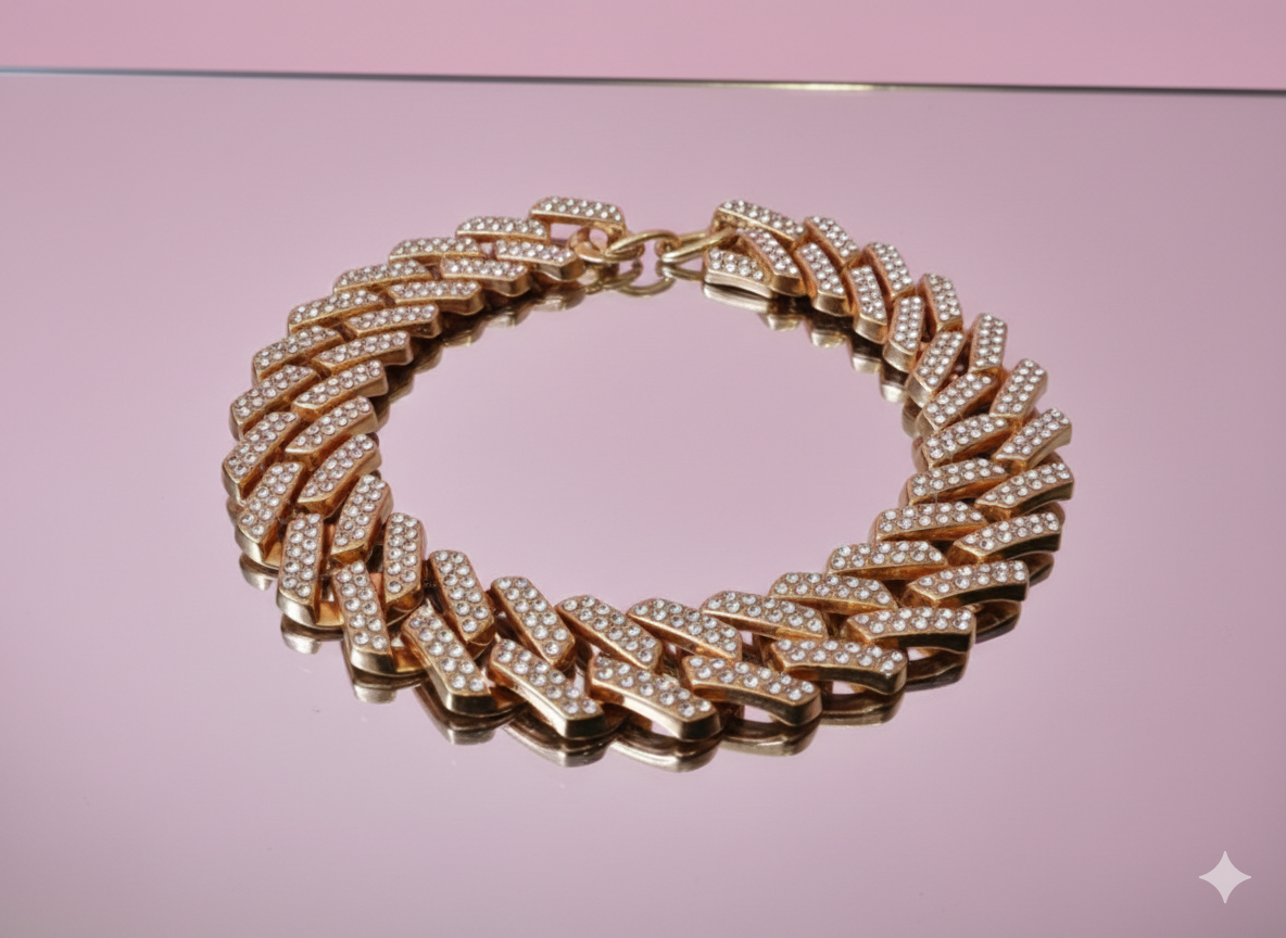 Collar dorado con incrustaciones