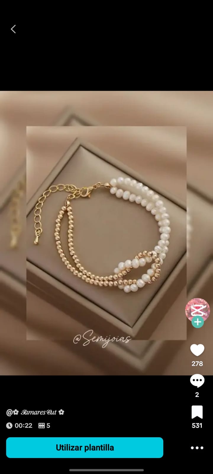 Collar de perlas y cuentas doradas