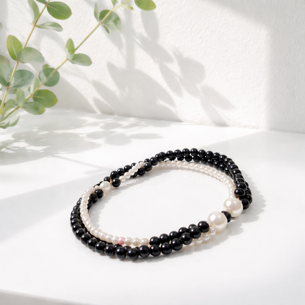 Collar de perlas y cuentas negras