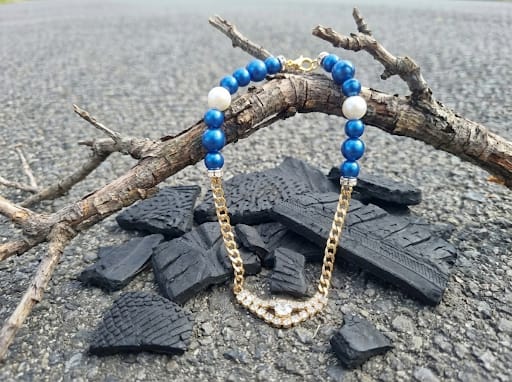 Pulsera de Perlas Azules y Cadena Dorada