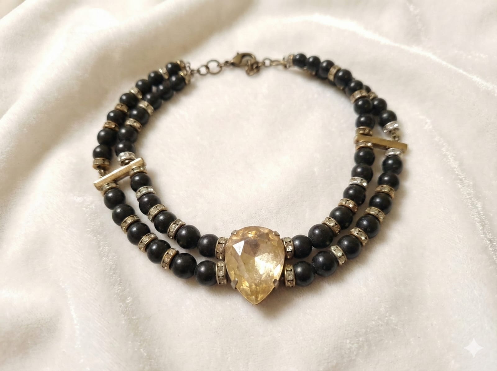 Collar de perlas negras con cristal