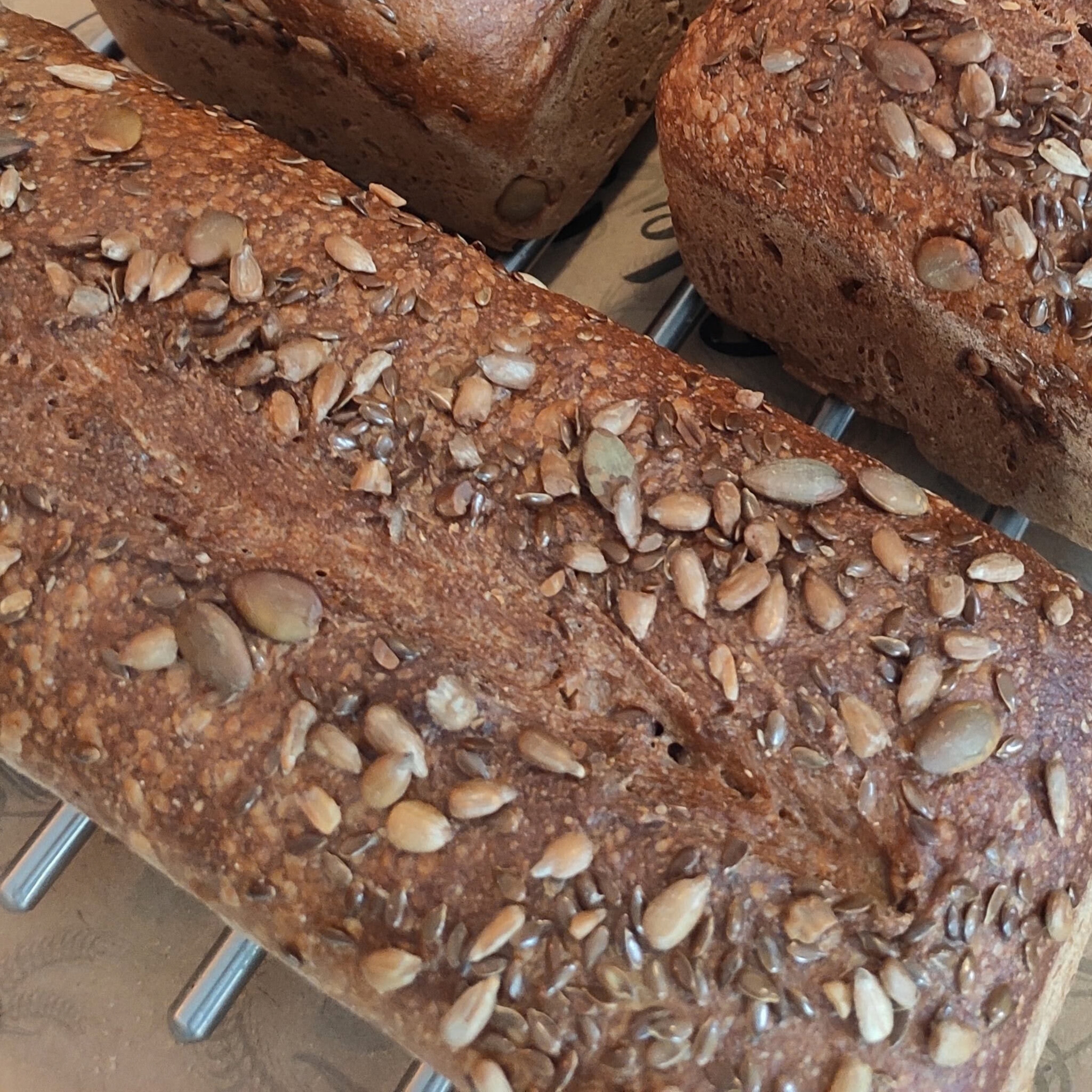 Tam Buğday Unlu Tahıllı Ekşi Maya Ekmek ( 900 gram )