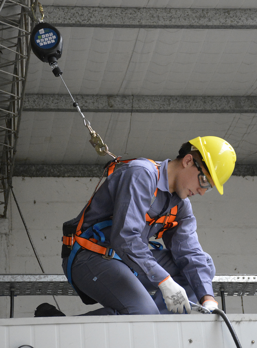 EQUIPO RETRÁCTIL TERMOPLÁSTICO CON CABLE DE ACERO GALVANIZADO 4.8MM VARIAS MEDIDAS DE PASCALE