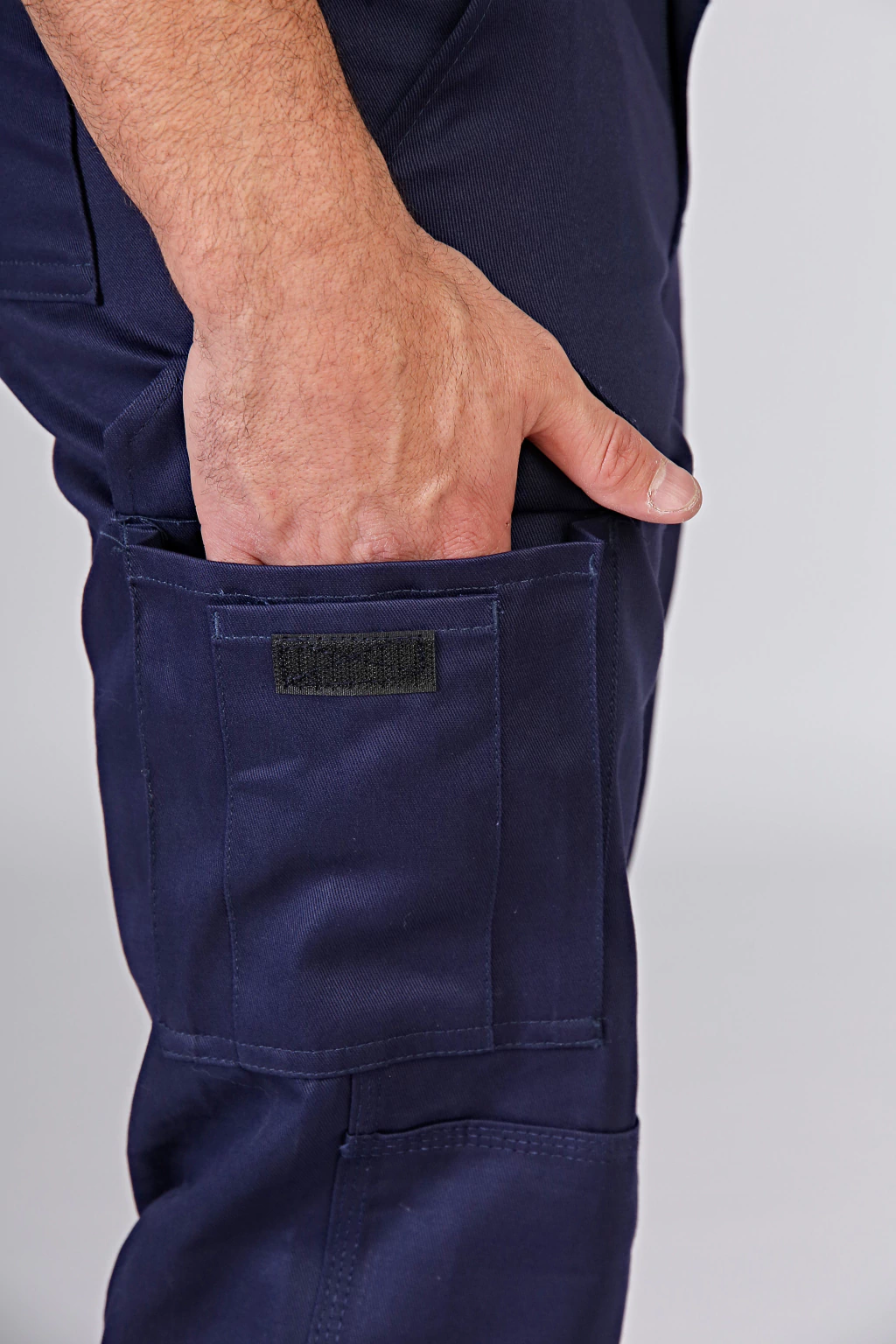 PANTALÒN CARGO CON BOLSILLO PORTA CELULAR OMBU