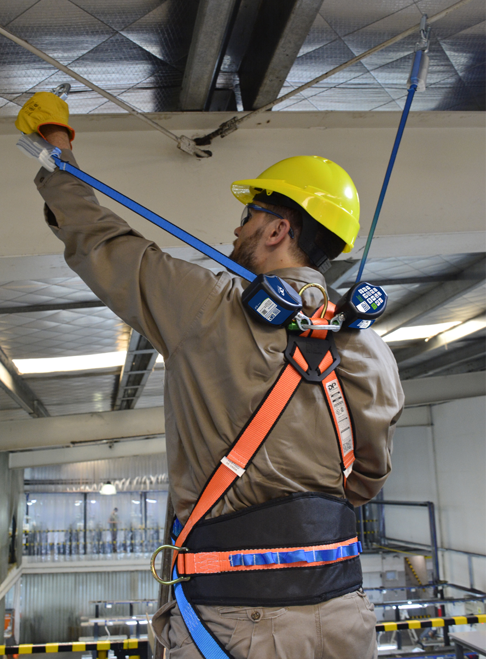 EQUIPO RETRÁCTIL TERMOPLÁSTICO CON CINTA UHMWPE CON ABSORBEDOR DE ENERGÍA Y MOSQUETON DE PASCALE