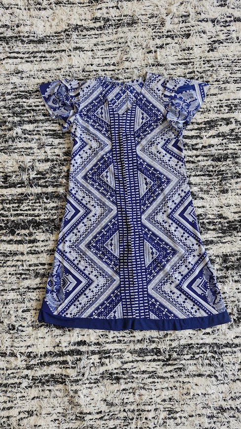 Vestido com linhas azuis