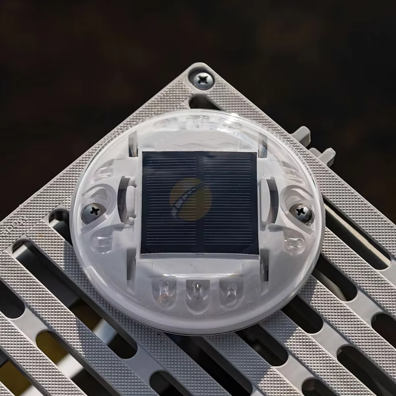 Plastic IP68 Waterproof Cat Eye Marker Round Flashing Light Solar Road Stud