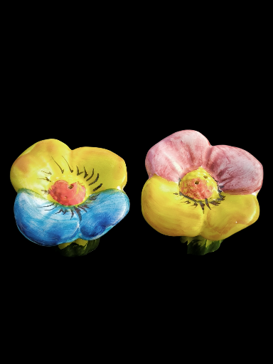 Sale e pepe in ceramica a forma di fiore - Flower-shaped ceramic salt and pepper shakers