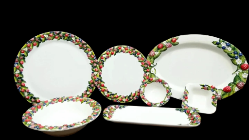 Set di stoviglie in ceramica con frutti di bosco - Ceramic tableware set with berries