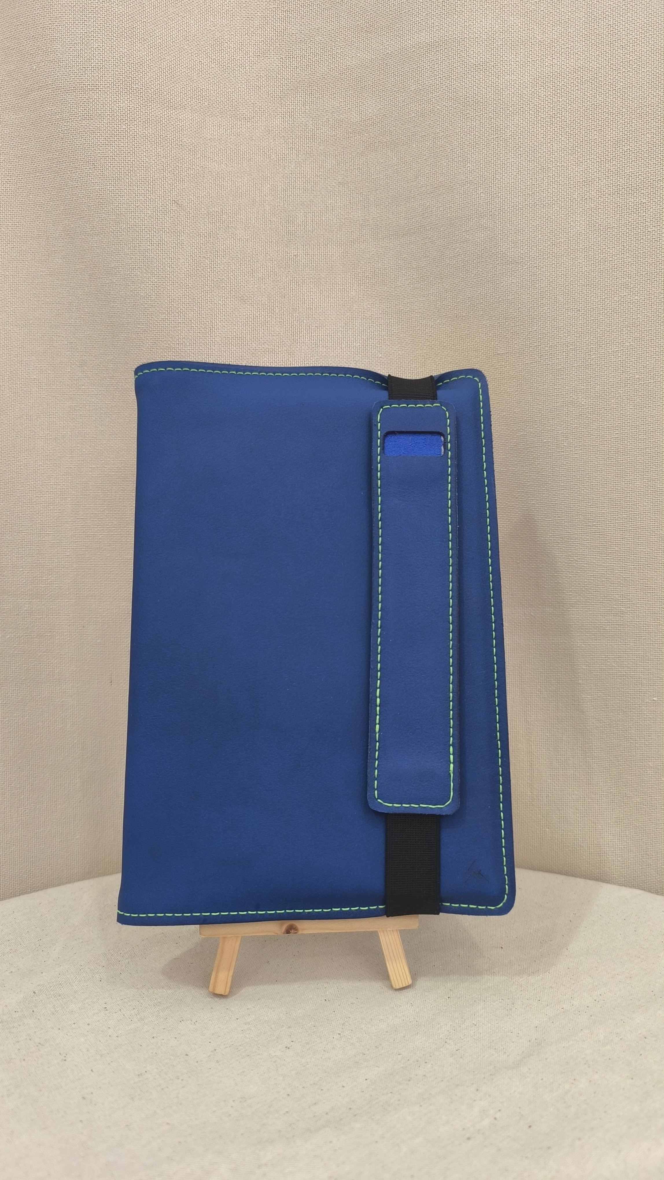 Funda de Agenda en Piel Azul Cobalto con Costura Neón y Cierre Elástico