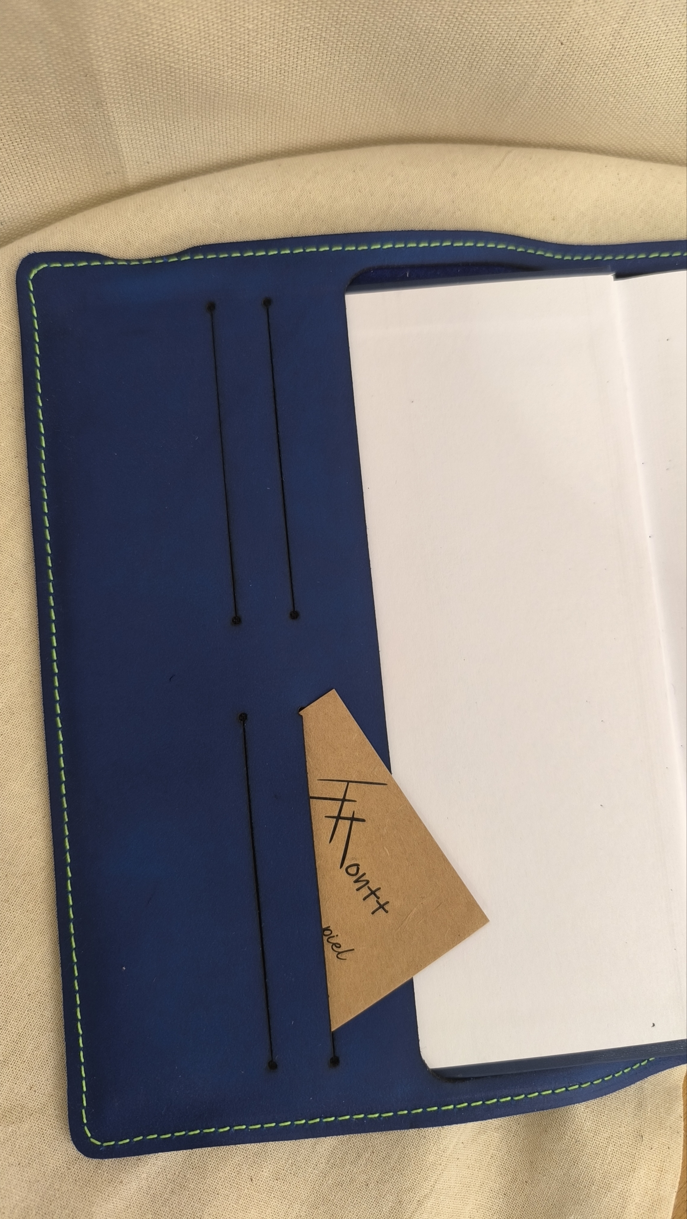 Funda de Agenda en Piel Azul Cobalto con Costura Neón y Cierre Elástico