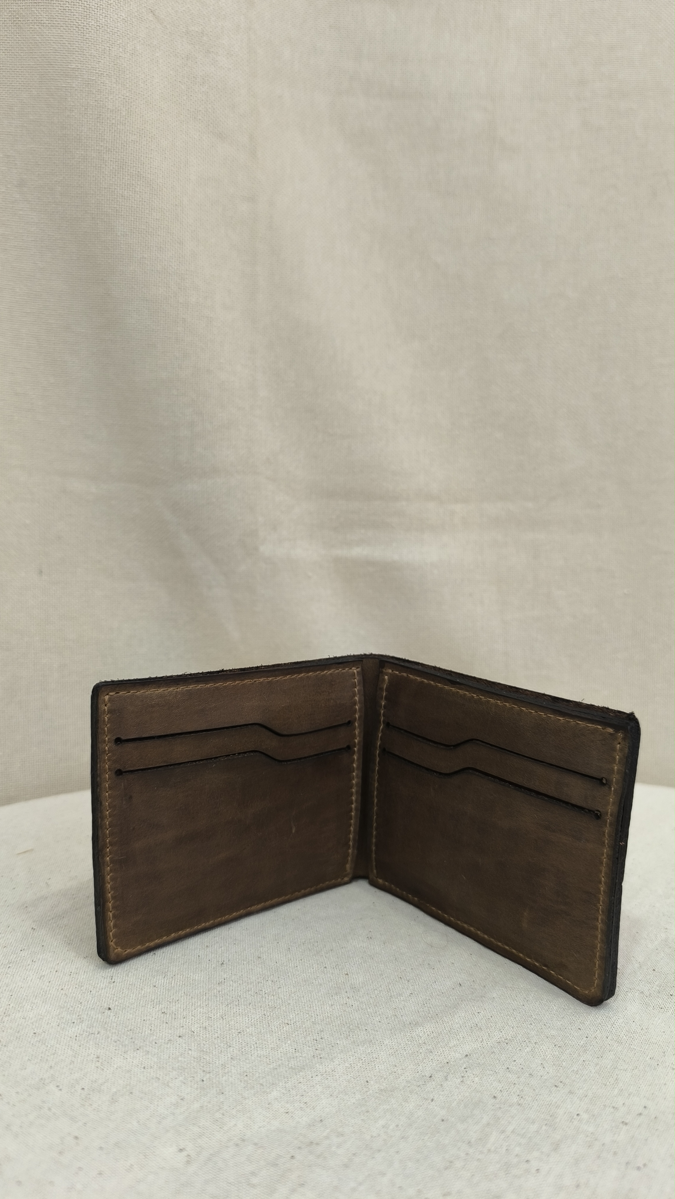 Cartera Bifold "Rústica Tabaco": Piel Envejecida Hecha a Mano