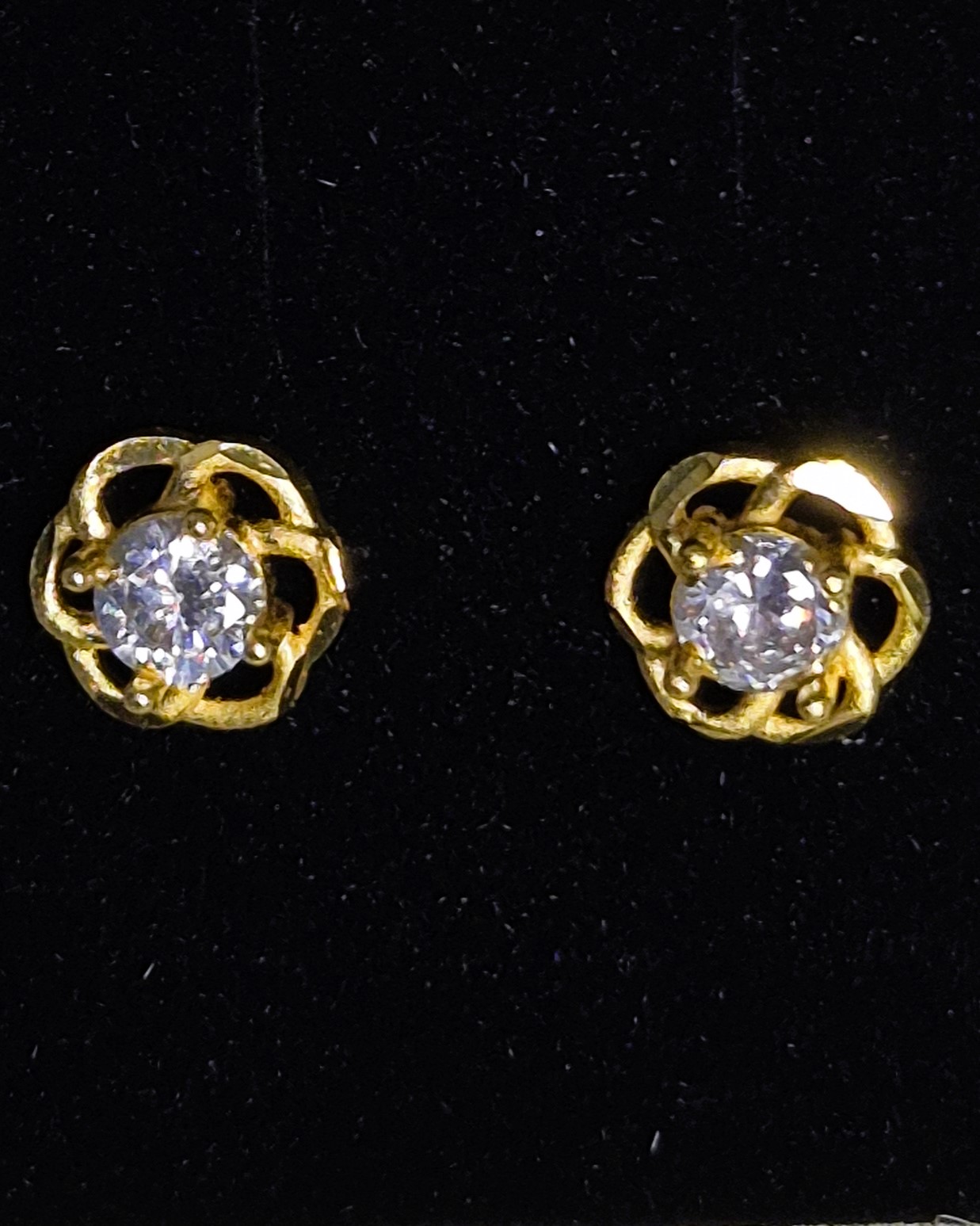 Round Flower Design Ear Ring with Stone Gold Plated