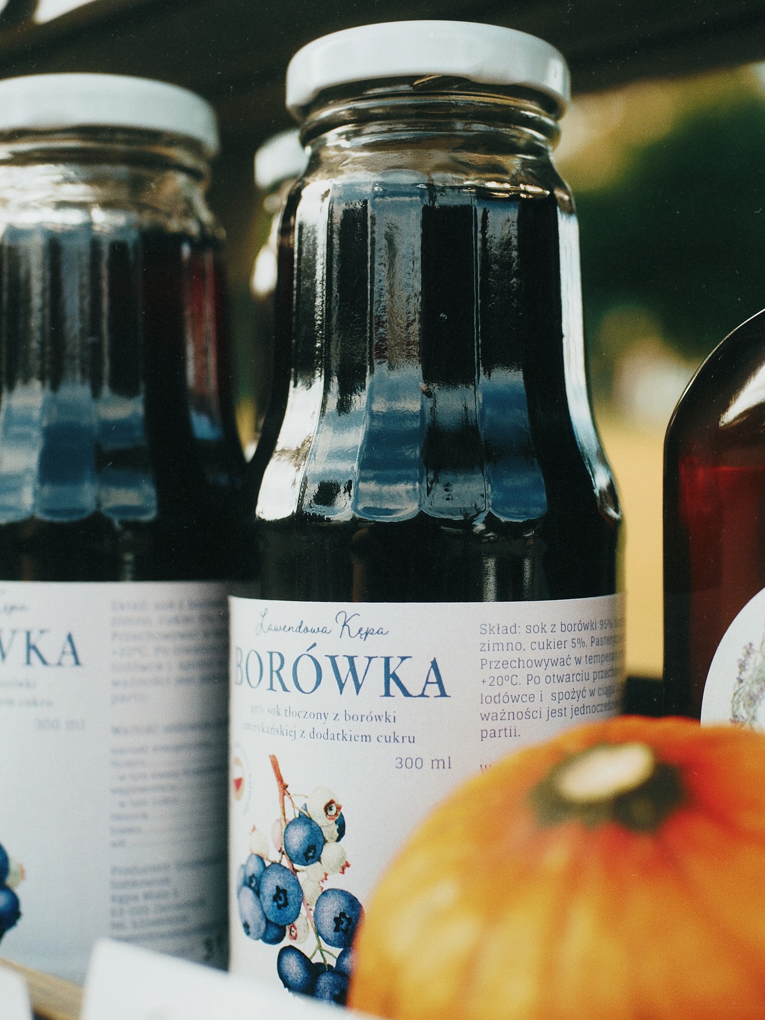 95% sok tłoczony z borówki amerykańskiej z dodatkiem cukru