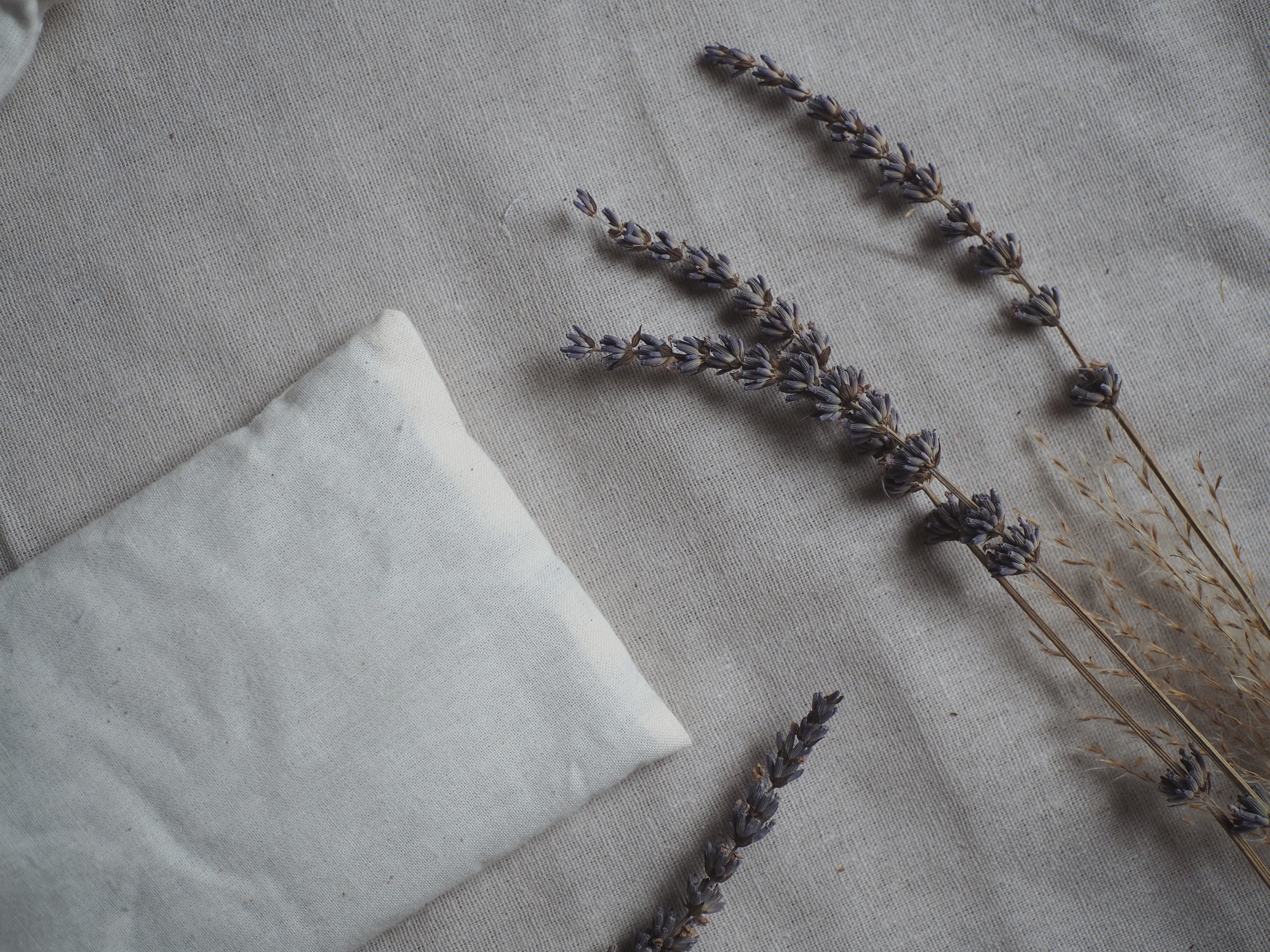 Poduszka na oczy z lawendą i siemieniem lnianym (fioletowa)