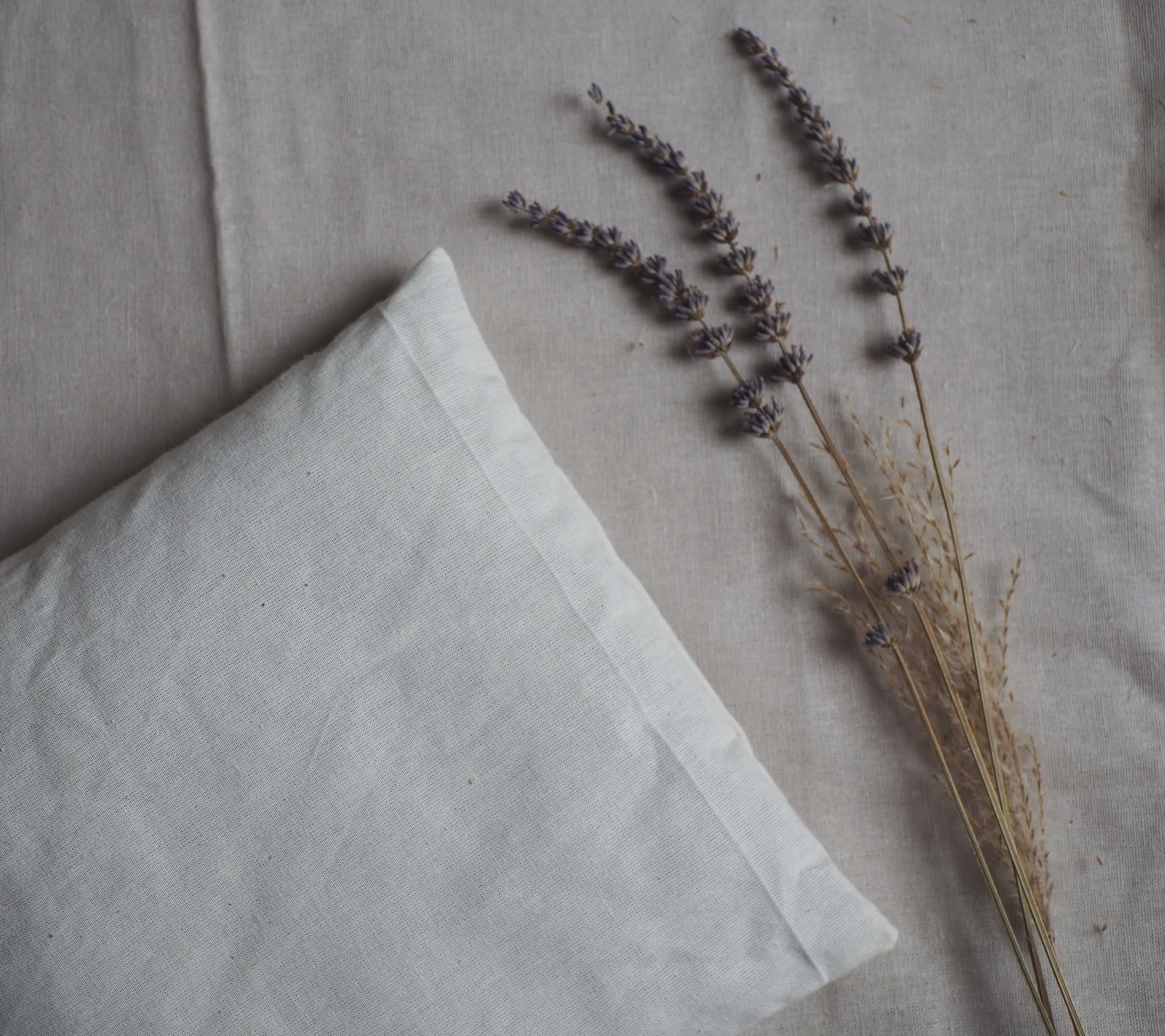 Poduszka pod głowę z lawendą i gryką (kremowa)