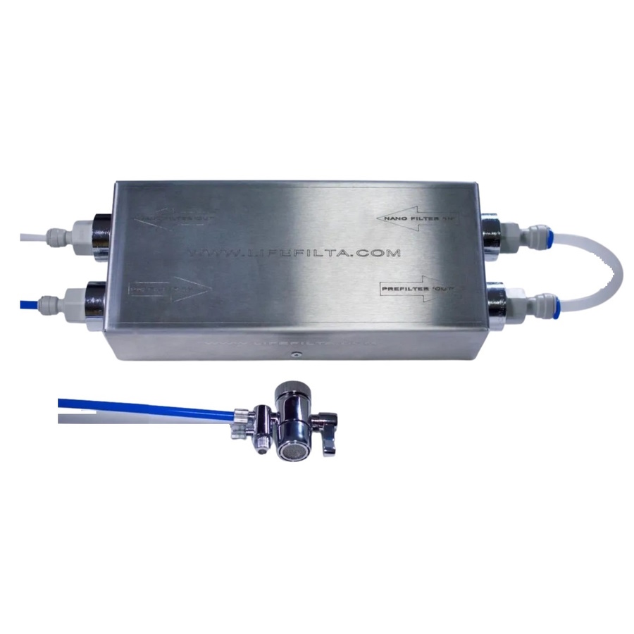 sistema de filtración de agua sobre la encimera de la cocina