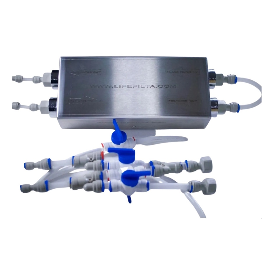 sistema de filtración de agua bajo la encimera de la cocina
