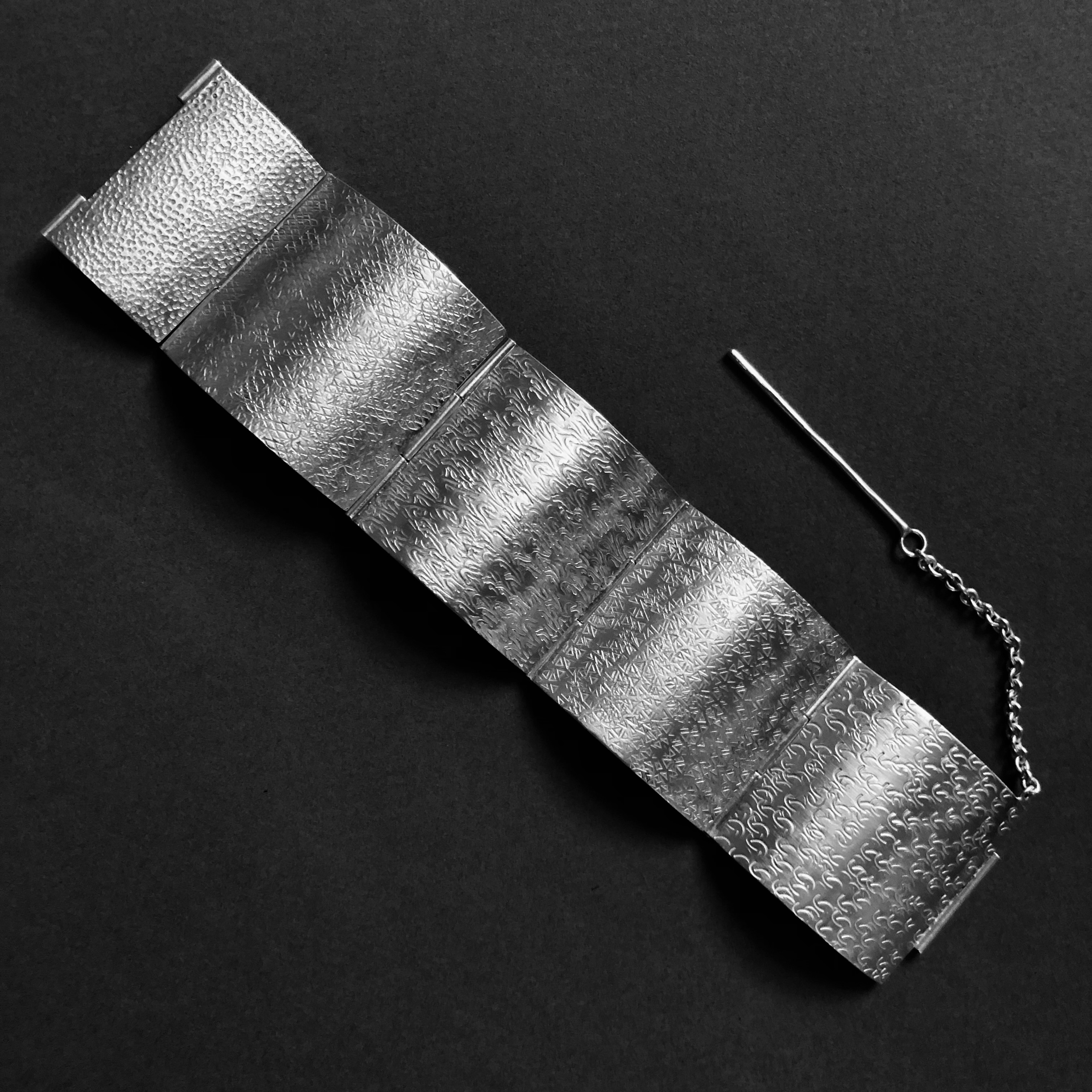 Bracelet large en argent martelé