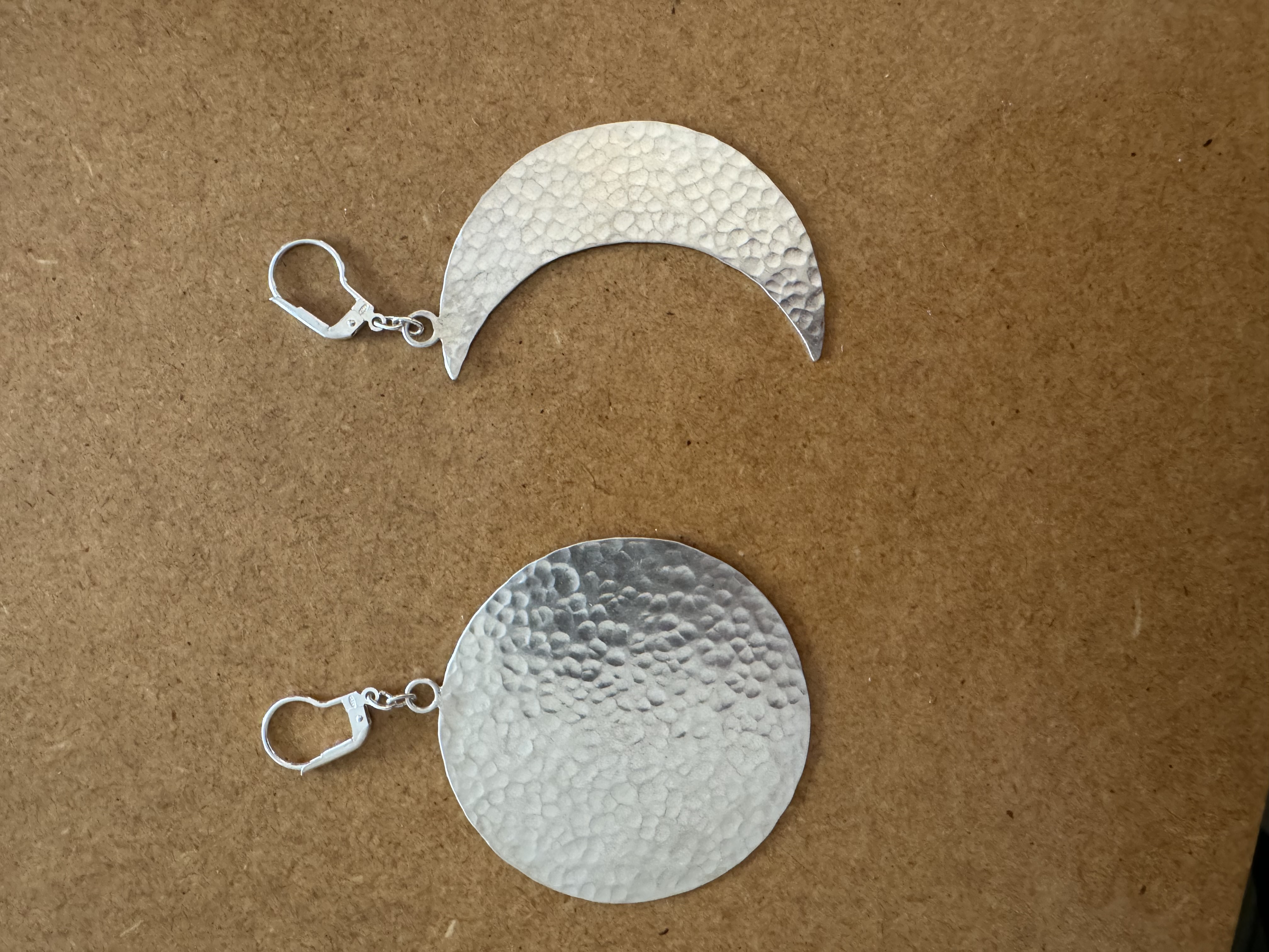 Boucles d'oreilles et solaire martelées