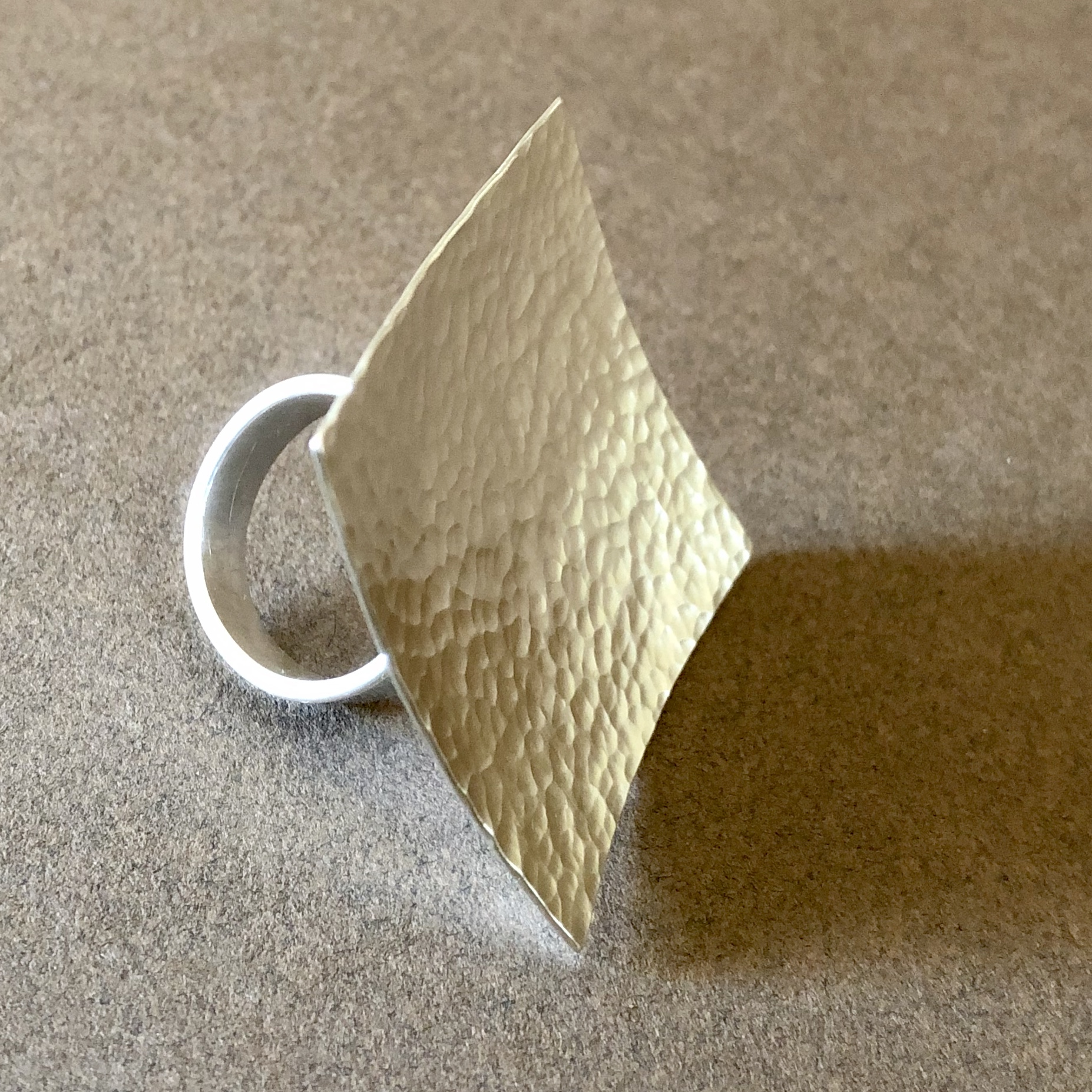 Bague carrée martelée