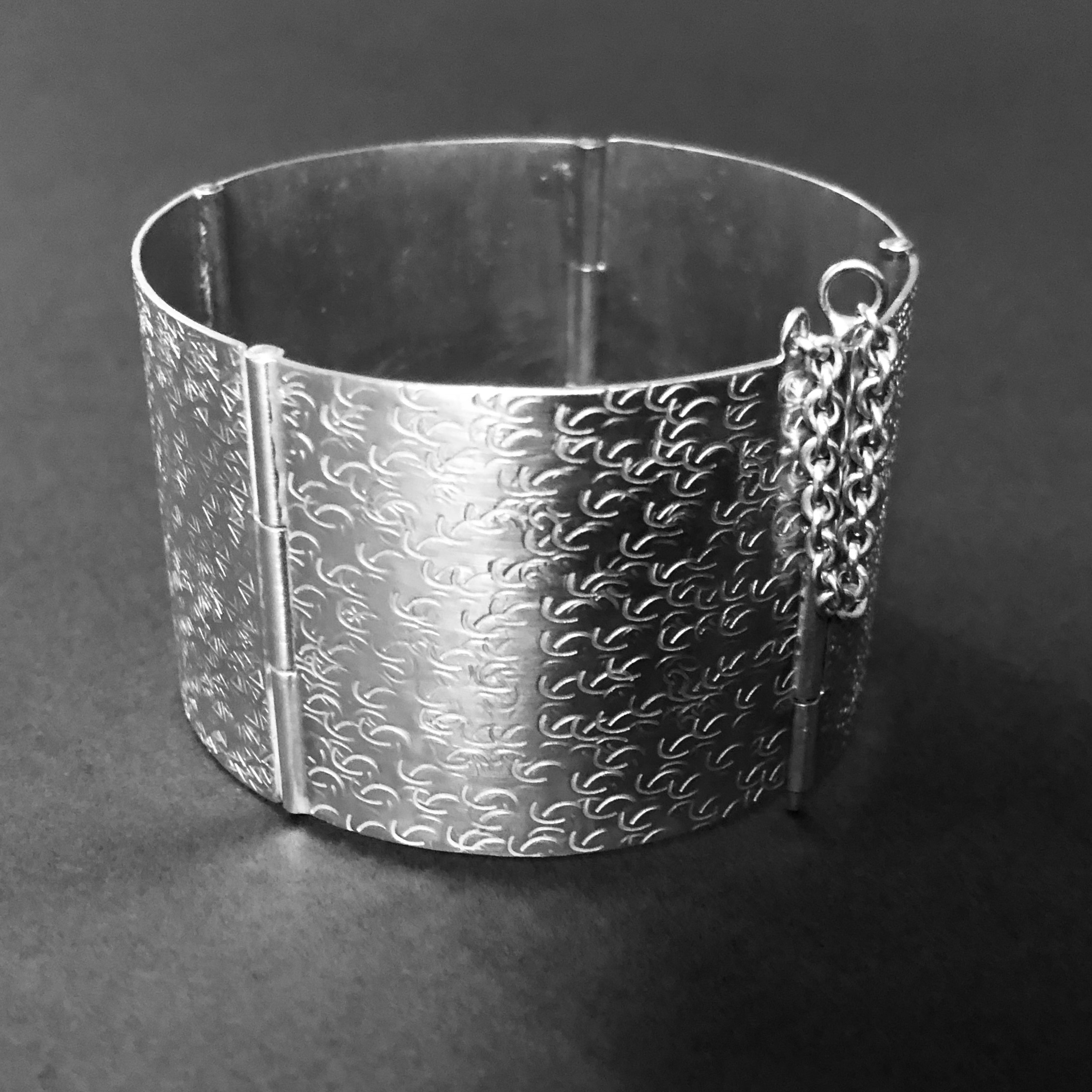 Bracelet large en argent martelé