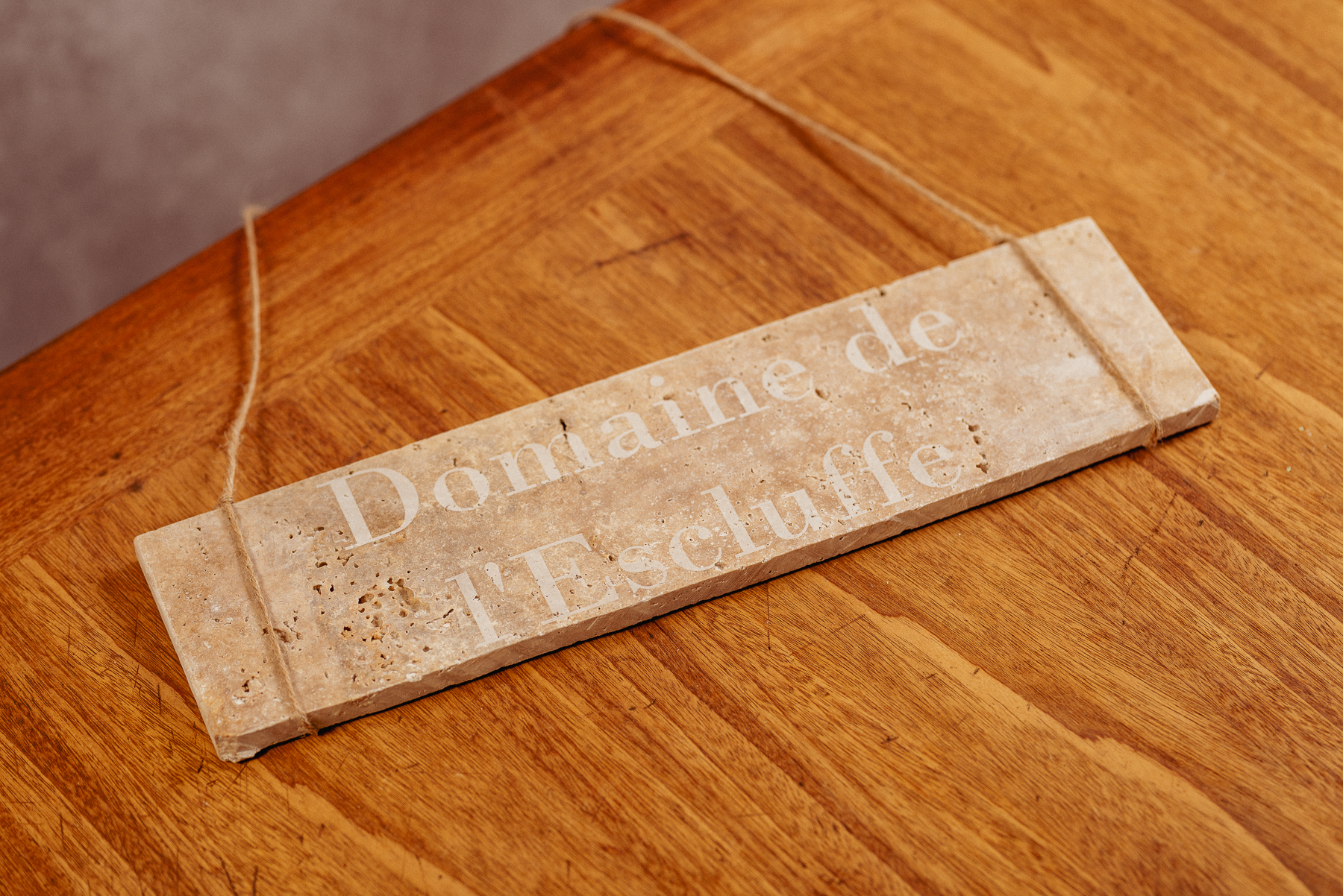 Gravure sur travertin