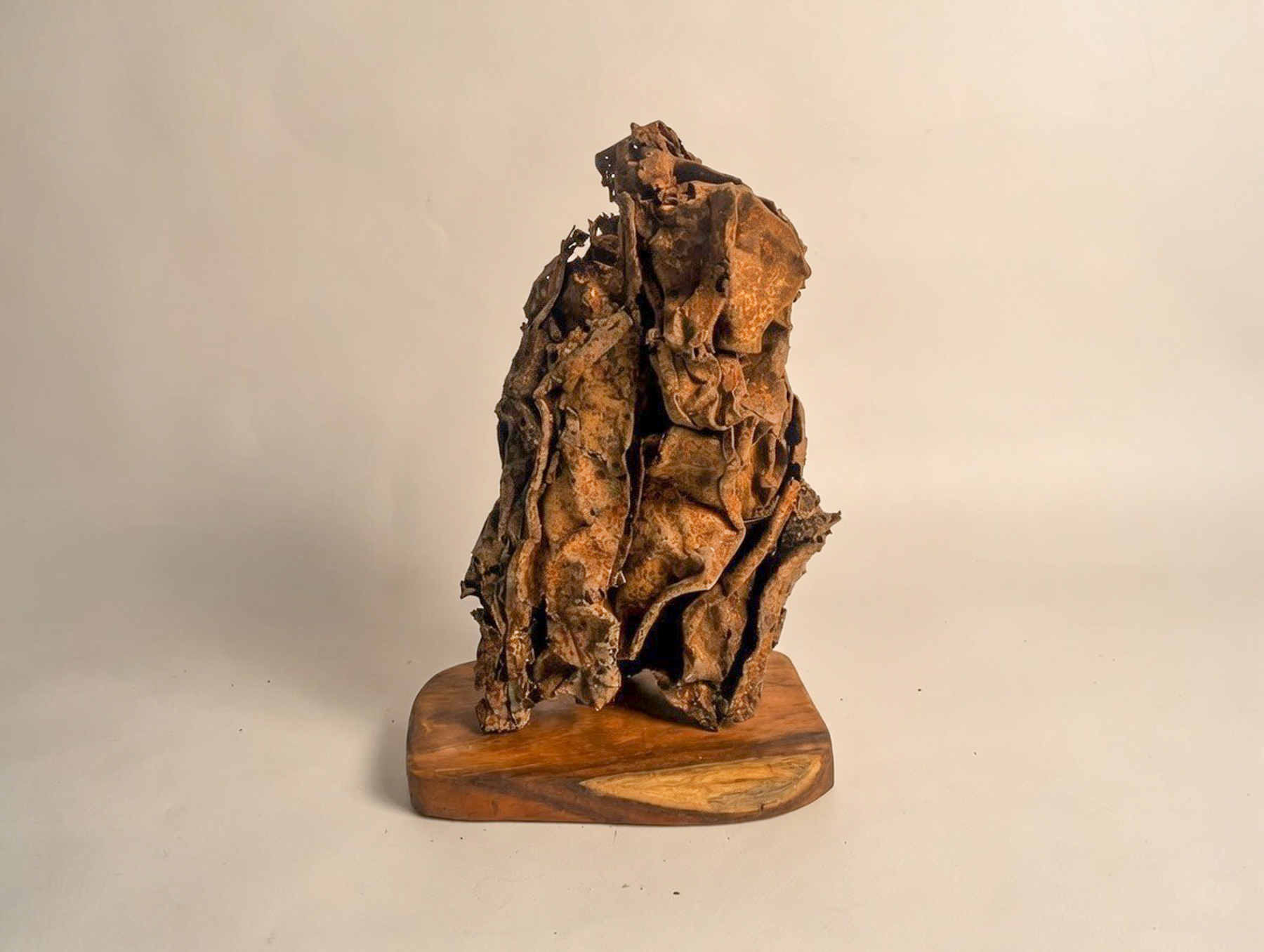 Sculpture "Bruligita metalo"