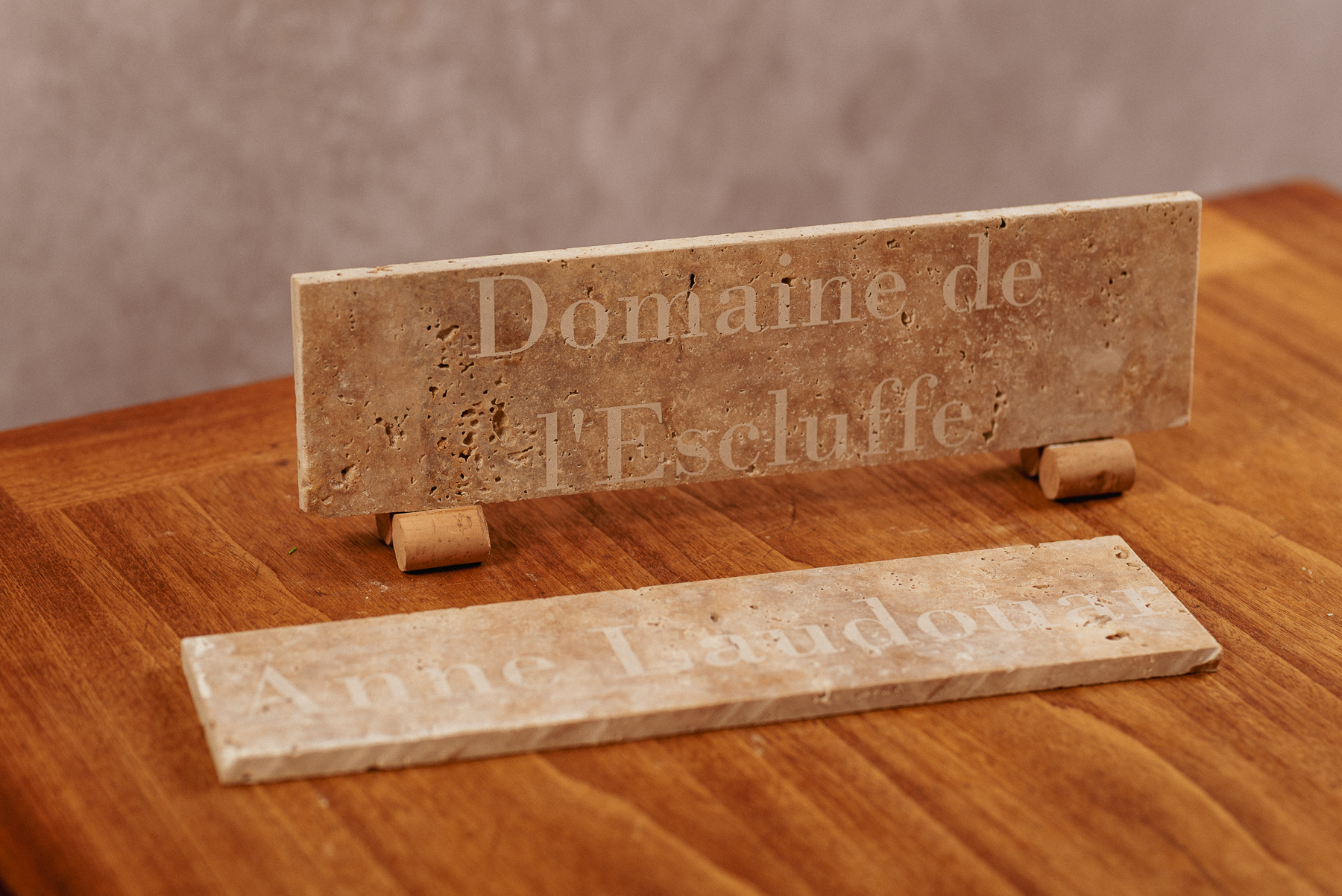 Gravure sur travertin